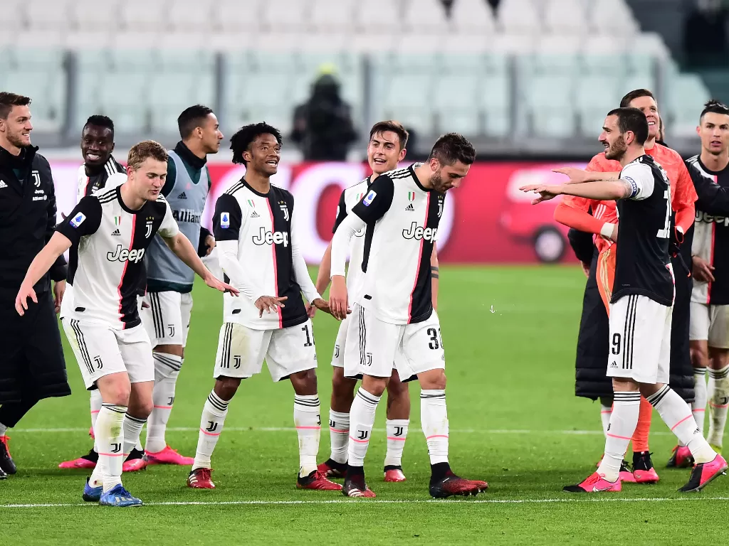 Skuat Juventus merayakan kemenangan usai mengalahkan Inter Milan. (REUTERS/Massimo Pinca)
