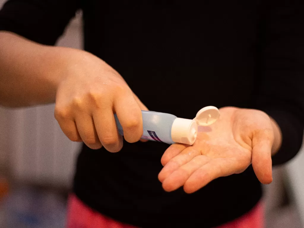 Ilustrasi mamakai hand sanitizer. (pexels/EVG photos)