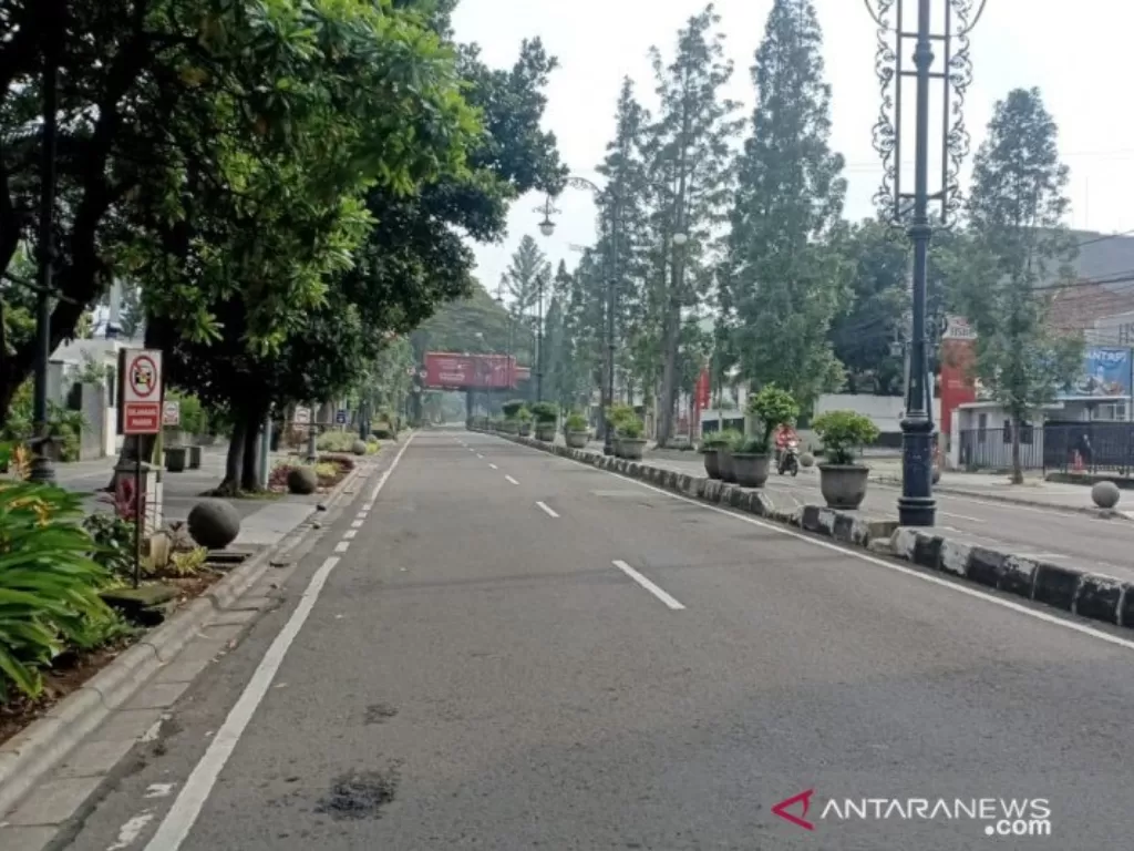 Polisi melakukan penutupan jalan raya di Kota Bandung. (ANTARA/Bagus Ahmad Rizaldi)