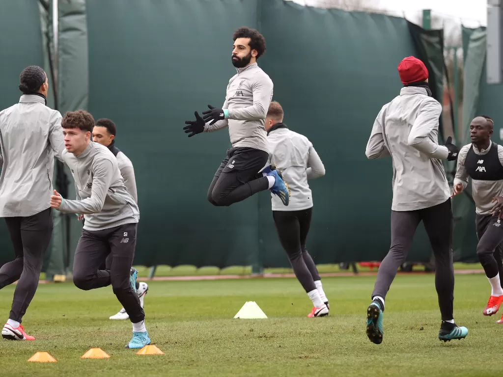 Pemain Liverpool sedang menjalani sesi latihan. (REUTERS/Carl Recine)