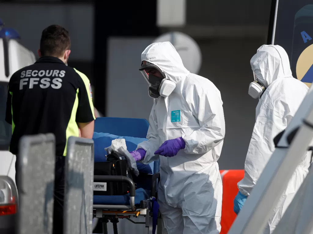 Petugas melakukan disinfeksi di Prancis (REUTERS/Benoit Tessier)