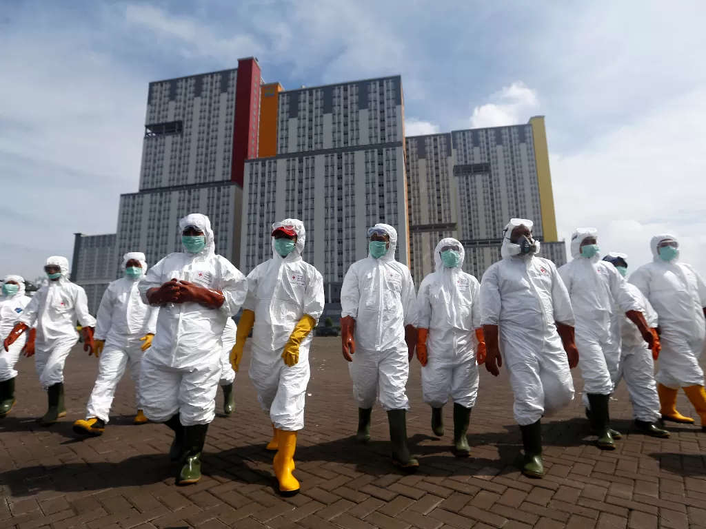 Ilustrasi. Tenaga medis menggunakan pakaian pelindung saat menyemprotkan desinfektan  di Jakarta, Indonesia, (21/3).(photo/REUTERS/Ajeng Dinar Ulfiana)