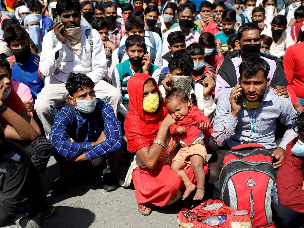 Buruh migran menunggu bus untuk pulang ke kampung halaman menyusul kebijakan lockdown di India (REUTERS/Anushree Fadnavis)