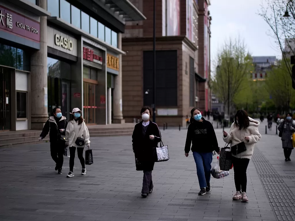 Ilustrasi warga Tiongkok yang tengah berjalan di sudut kota. (REUTERS/Aly Song)