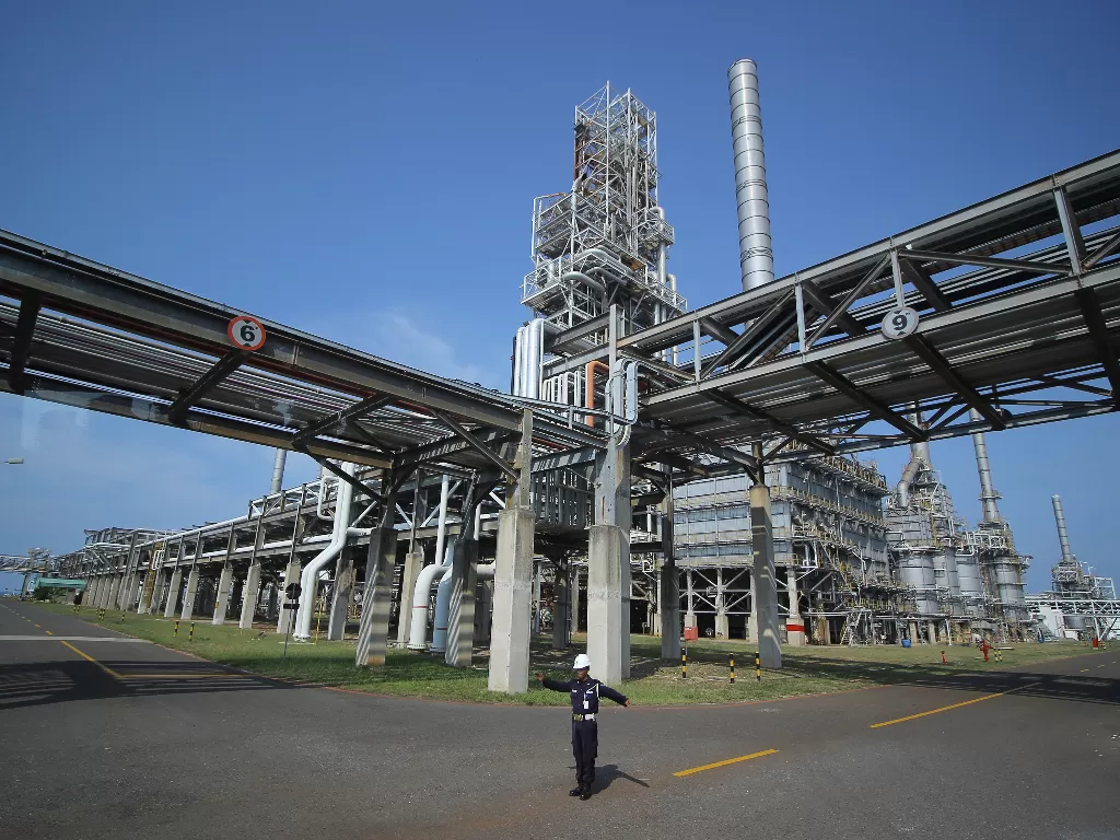 Pekerja beraktivitas di kawasan kilang PT TPPI di Tuban, Jawa Timur. Pertamina berencana mengembangkan kawasan tersebut menjadi pusat industri petrokimia (ANTARA FOTO/M Ibnu Chazar).