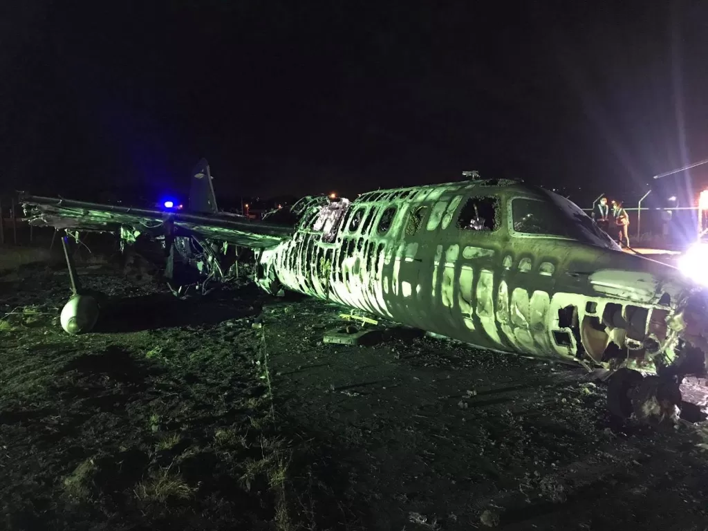 Pesawat yang mengangkut tim medis untuk menangani virus corona jatuh usai lepas landas di Bandara Ninoy Aquino Manila, Minggu (29/3/2020). (REUTERS)