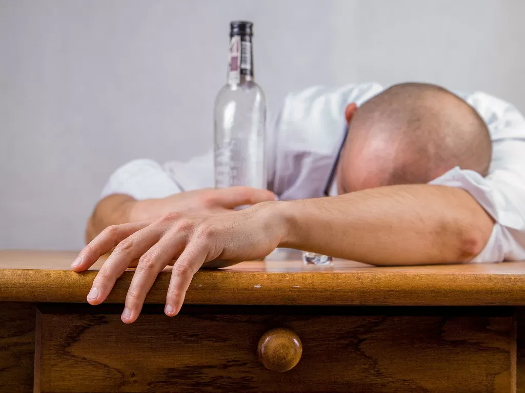 Ilustrasi orang sakit usai konsumsi alkohol. (pixabay/Michal Jarmoluk)