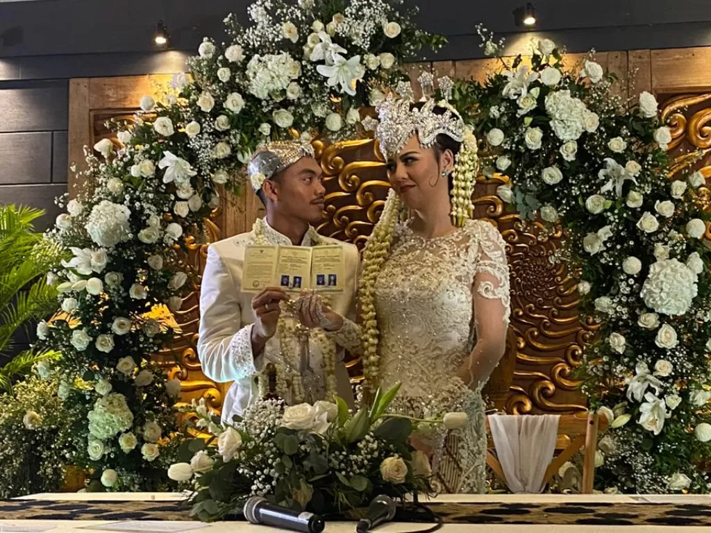 Bek Persija Jakarta, Alfath Faathier, resmi mempersunting Ratu Rizky Nabila sebagai istri pada Minggu (29/3/2020). (Dok. Persija Jakarta)