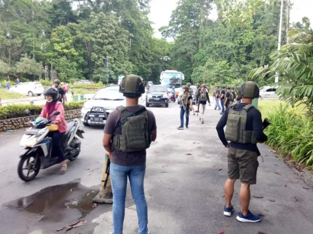  Aparat Brimob bersenjata lengkap memeriksa setiap kendaraan yang memasuki dan keluar dari Kuala Kencana di Check Point 34, Senin (30/3/2020). (ANTARA/Evarianus Supar) 