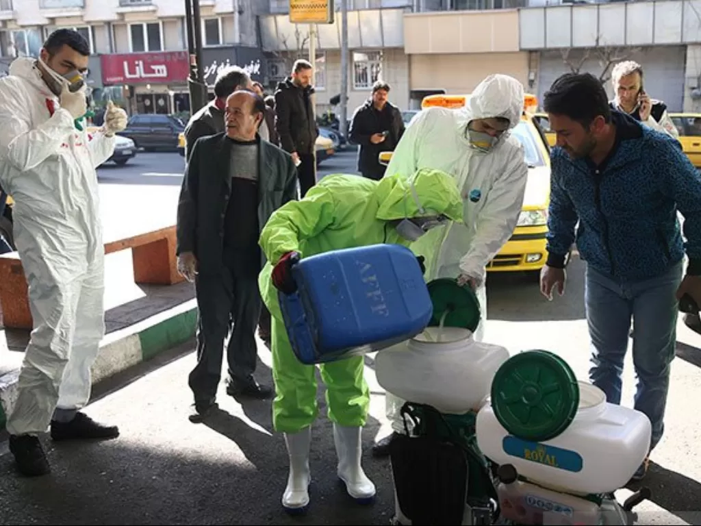 Para anggota tim medis mengenakan masker saat mempersiapkan cairan disinfektan untuk membersihkan tempat-tempat umum di Teheran, Iran. (ANTARA/REUTERS/WANA/Nazanin Tabatabaee)
