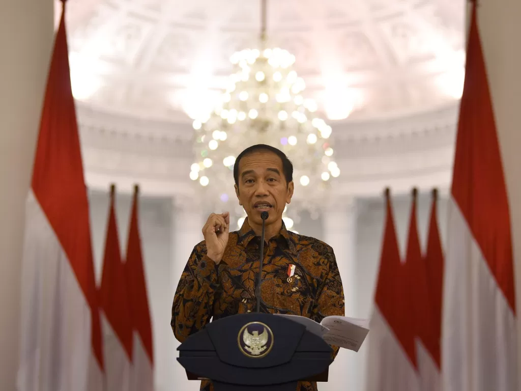 Presiden Joko Widodo menyampaikan keterangan pers terkait penangangan Covid-19 di Istana Bogor, Jawa Barat. (ANTARA/Sigid Kurniawan)