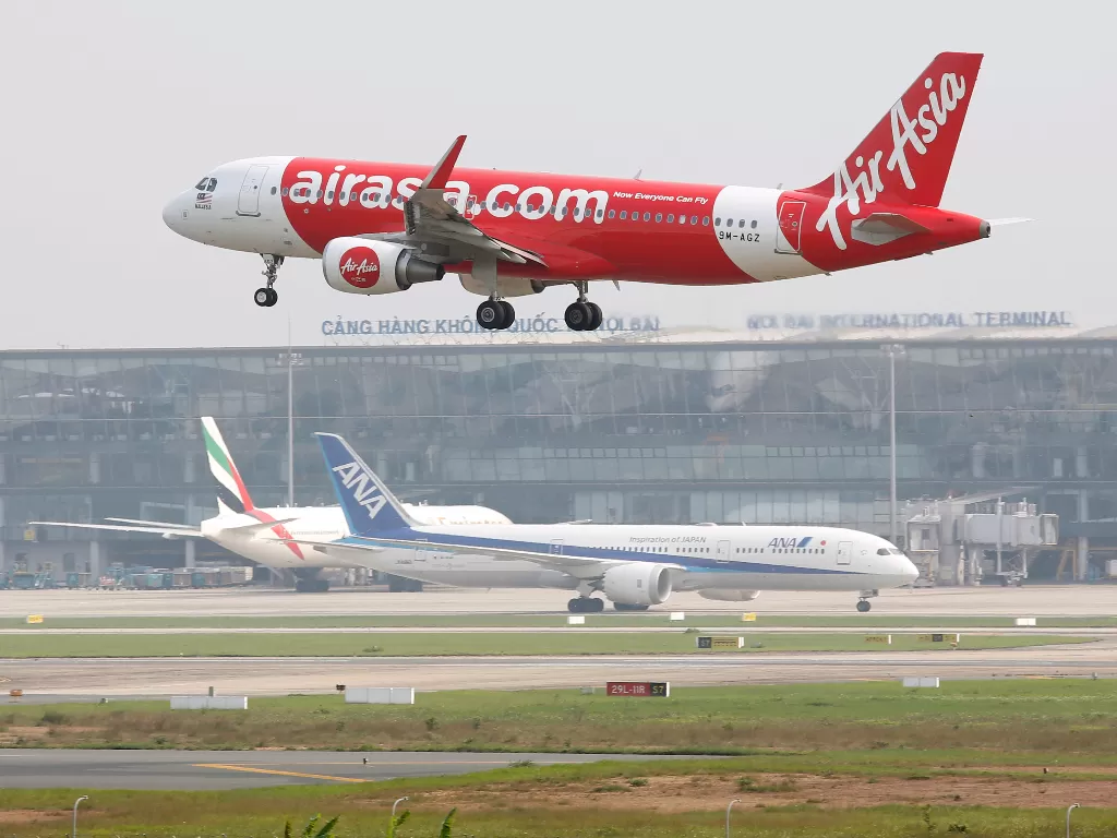 Pesawat AirAsia yang bersiap untuk mendarat di Bandara Internasional Noi Bai, Hanoi. (REUTERS)