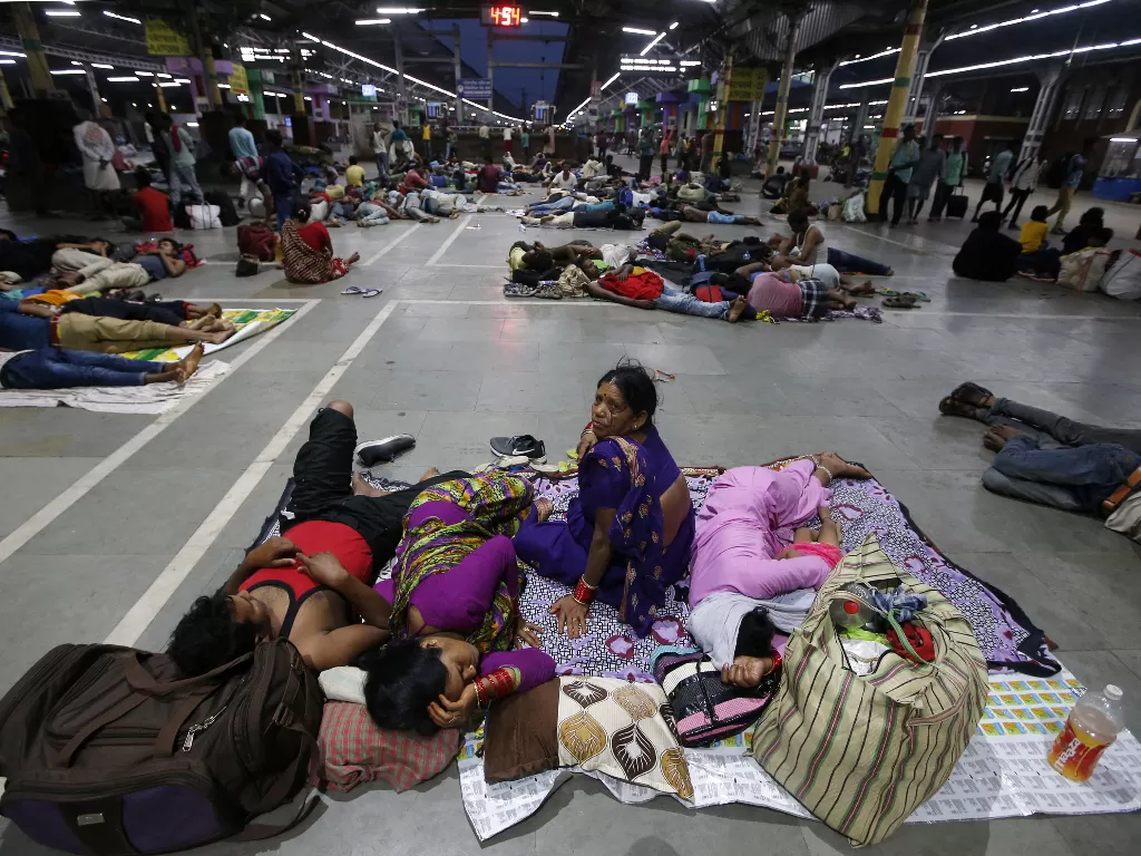 Penumpang yang terdampar beristirahat di dalam stasiun kereta api setelah kereta api antara Kolkata dan Odisha dibatalkan sebelum Topan Fani, di Kolkata, India. (photo/REUTERS/Rupak De Chowdhuri)