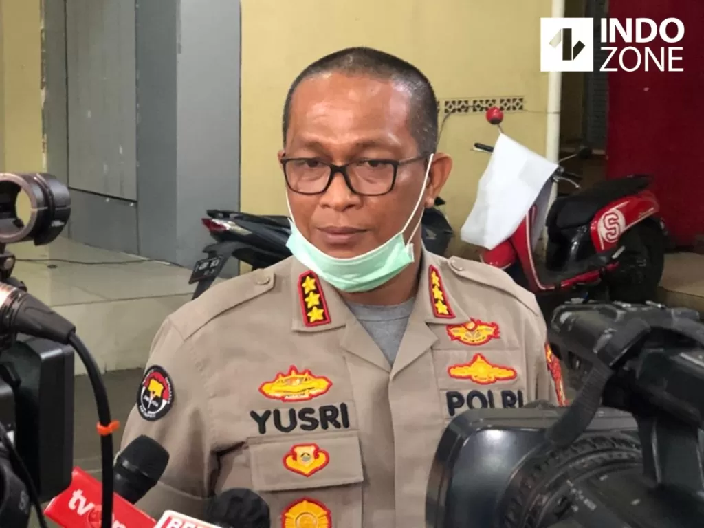 Kabid Humas Polda Metro Jaya, Kombes Pol Yusri Yunus memberikan keterangan kepada sejumlah wartawan, Senin (30/3/2020). (INDOZONE/Samsudhuha Wildansyah)