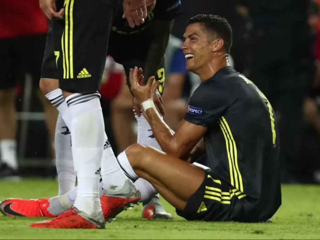 Cristiano Ronaldo menangis setelah menerima kartu merah ketika Juventus melawan Valencia di fase grup Liga Champions, 19 September 2018. (REUTERS/Sergio Perez)