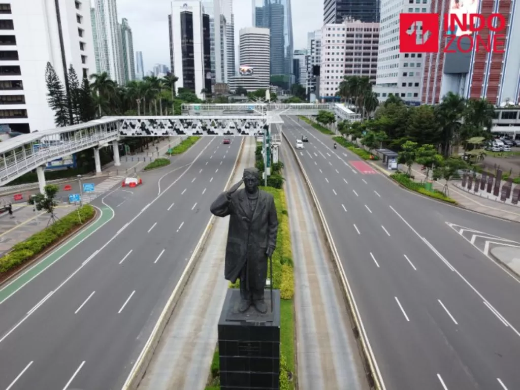 Foto aerial kondisi lalu lintas yang lengang di Jalan Sudirman, Jakarta, Rabu (25/3/2020). (INDOZONE/Arya Manggala)