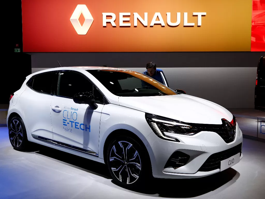 Logo pabrikan Renault dengan mobil listrik miliknya. (REUTERS/Francois Lenoir)