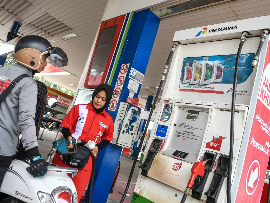 Karyawan melayani pengisian bahan bakar minyak (BBM) kendaraan konsumen di SPBU Coco Plaju, Palembang, Sumatera Selatan, Kamis (20/2/2020). (ANTARA/Nova Wahyudi)