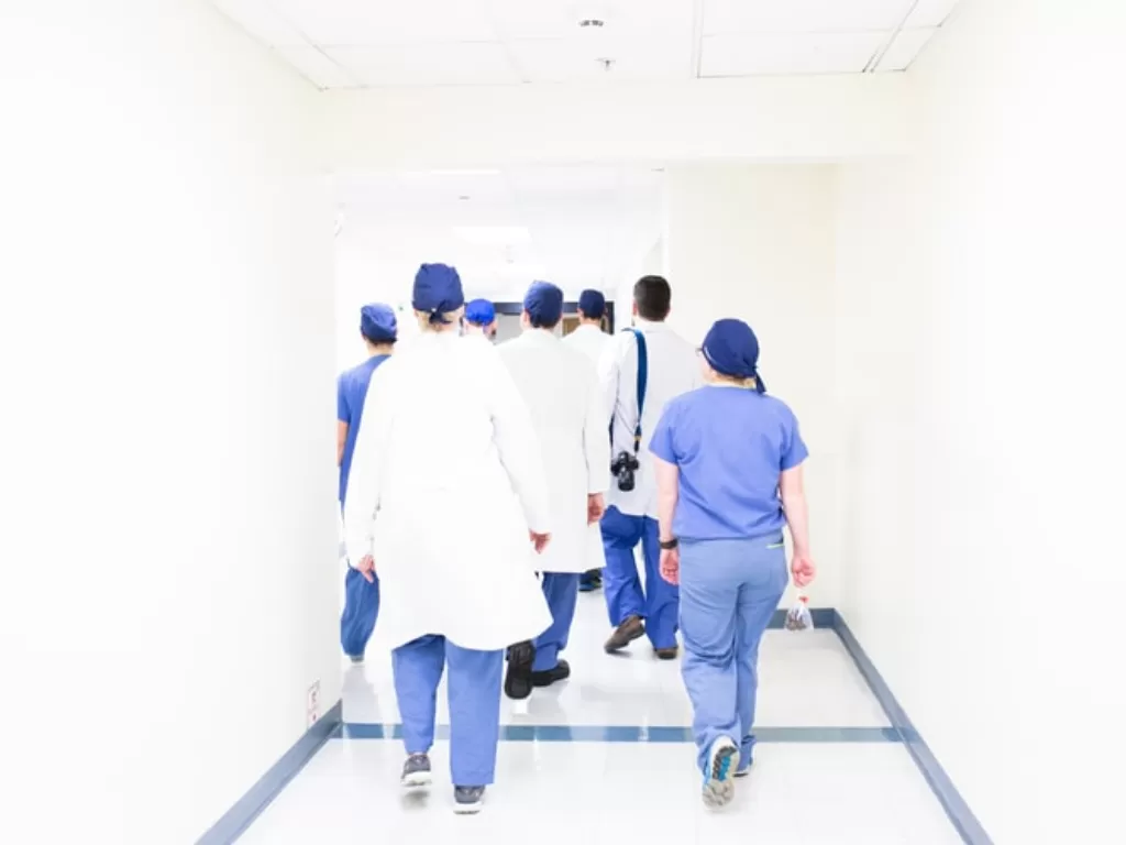 Tim medis tengah berjalan di lorong rumah sakit (Unsplash.com)