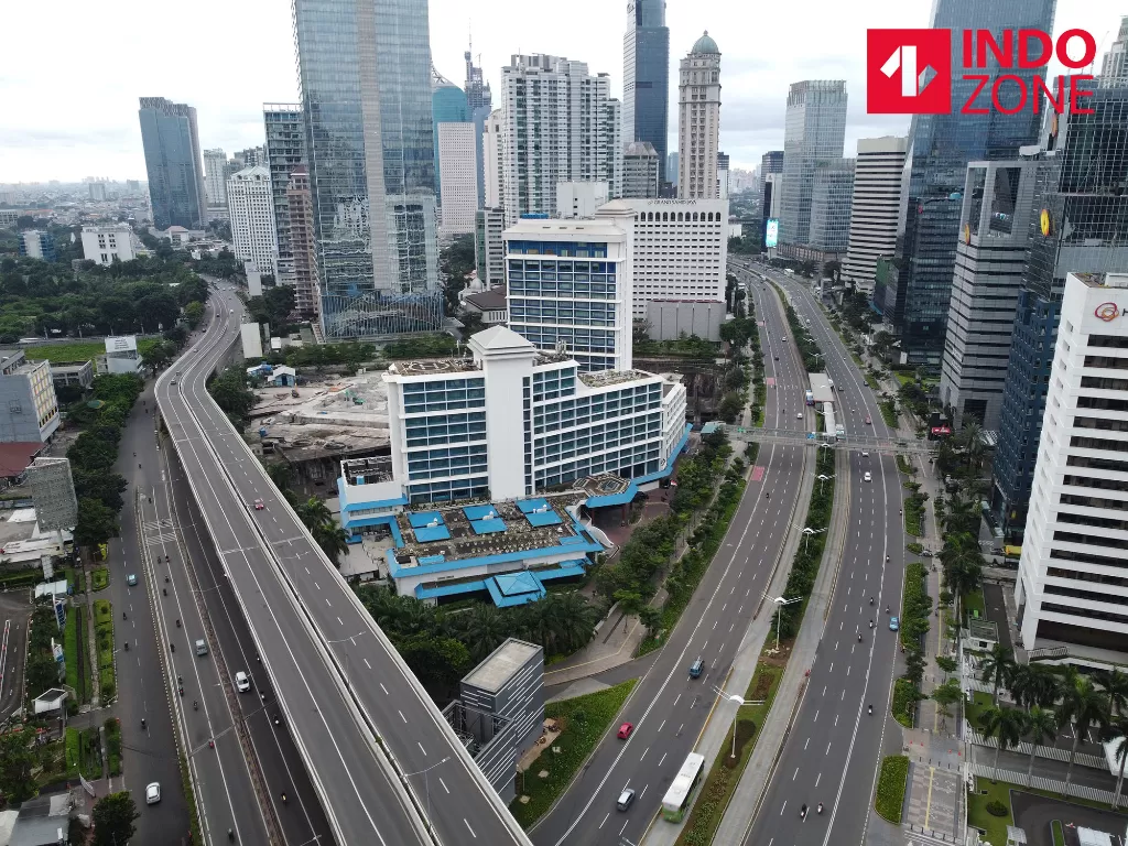 Foto aerial kondisi lalu lintas yang lengang di Jalan Sudirman, Jakarta, Rabu (25/3/2020). (INDOZONE/Arya Manggala)