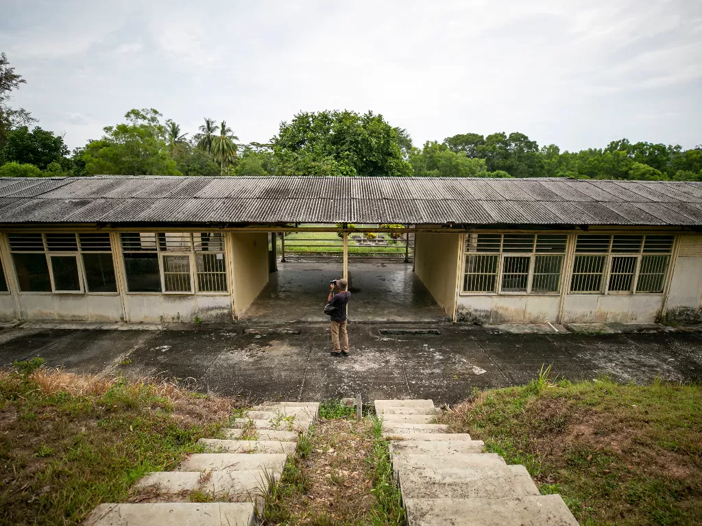 Warga melihat salah satu bangunan bekas rumah sakit di kawasan wisata ex Camp Vietnam di Pulau Galang, Batam, Kepulauan Riau. Pemerintah membangun rumah sakit corona di sana (ANTARA FOTO/M N Kanwa).