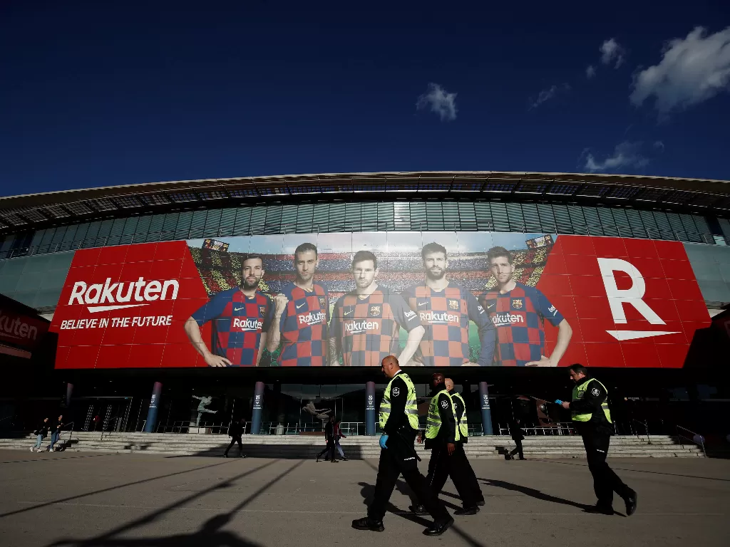 Para pemain Barcelona sepakat menerima kebijakan klub soal pemotongan gaji. (REUTERS/Albert Gea)
