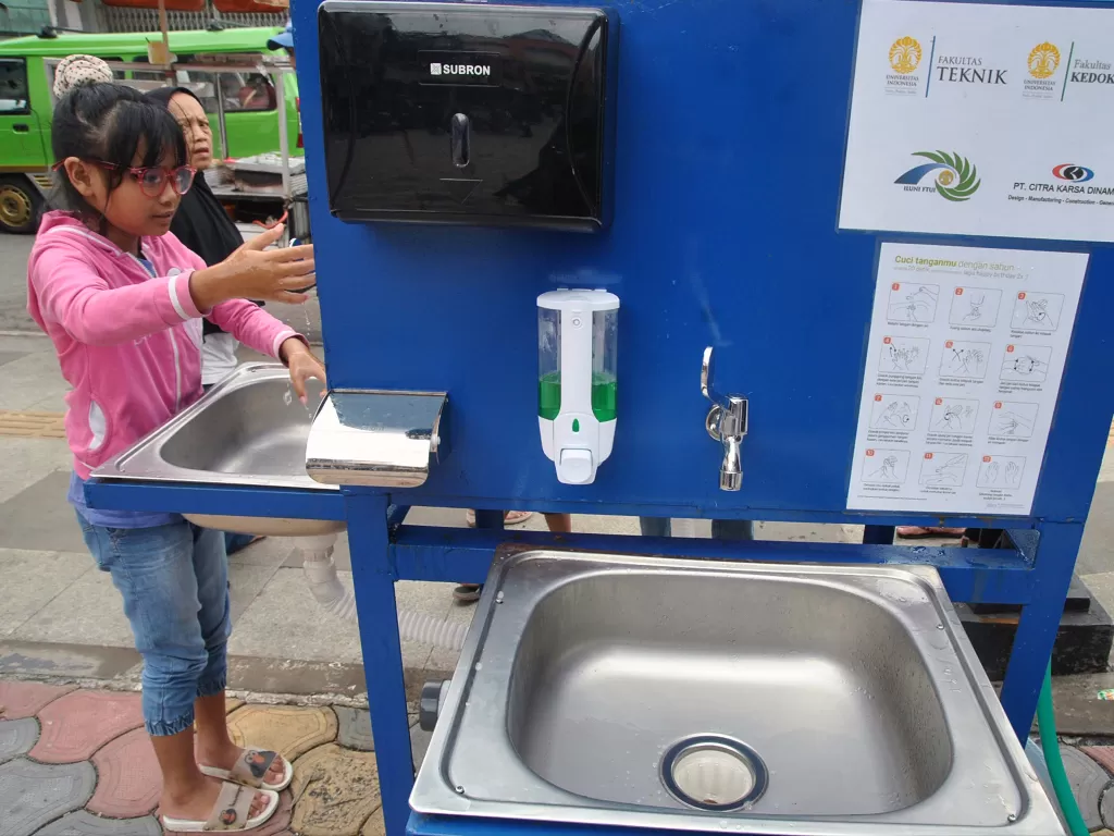 Anak-anak memanfaatkan fasilitas tempat cuci tangan atau wastafel portabel di jalan Bata, Kelurahan Babakan Pasar, Kota Bogor, Jawa Barat, Jumat (27/3/2020). (photo/ANTARA FOTO/Arif Firmansyah)