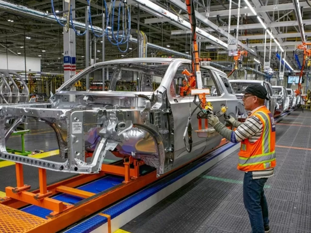 Ilustrasi produksi mobil di fasilitas produksi General Motors. (Dok.Motor1)
