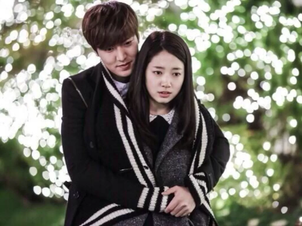 Cuplikan drama The Heirs yang diperankan oleh Lee Min Ho dan Park Shin Hye. (Twitter/@theheirsminshin)