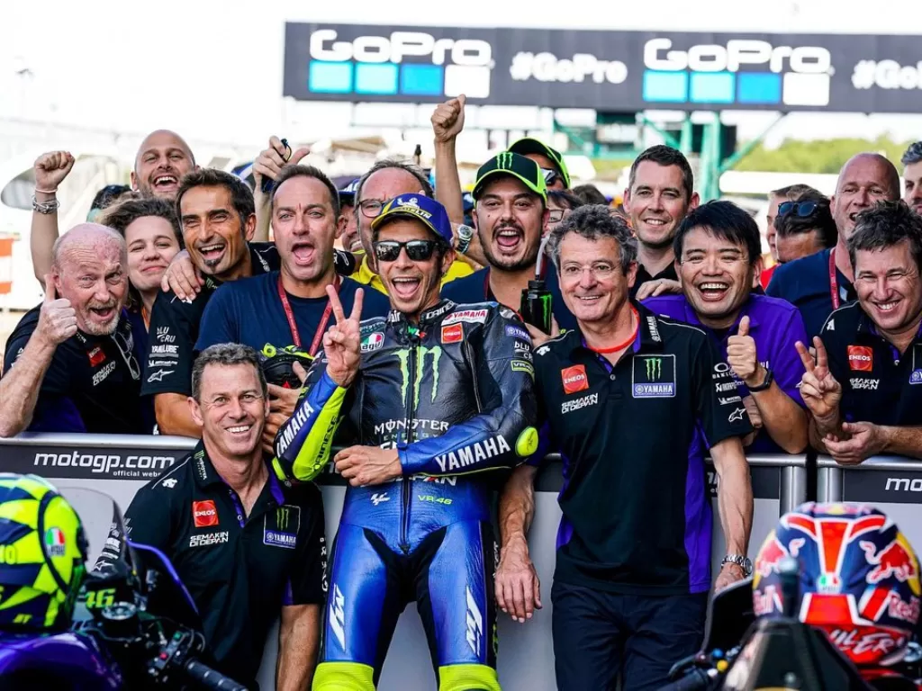 Valentino Rossi dengan anggota tim Yamaha. (Instagram/@valeyellow46)