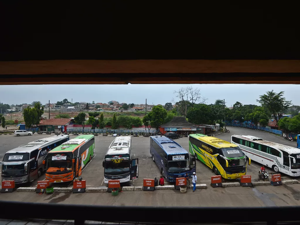  Sejumlah bus terparkir di Terminal Kampung Rambutan, Jakarta, Senin (30/3/2020). (ANTARA FOTO/Aditya Pradana Putra)