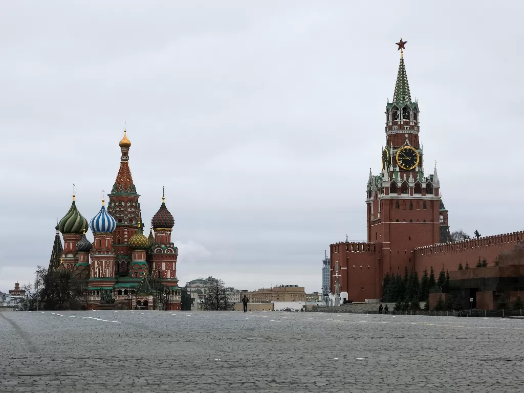  Suasana di Menara Spasskaya Kremlin dan Katedral St. Basil terlihat sepi, selama lockdown di Moskow, Rusia, Senin (30/3/2020). (REUTERS/Shamil Zhumatov)