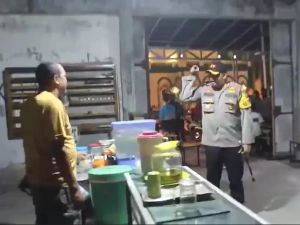 Kapolres Singkawang AKBP Prasetiyo Adhi W, tampak sangat kesal dengan pemilik warkop karena mengabaikan arahan agar hanya melayani pembeli dengan cara dibungkus dan tidak duduk minum di tempat. (Istimewa)