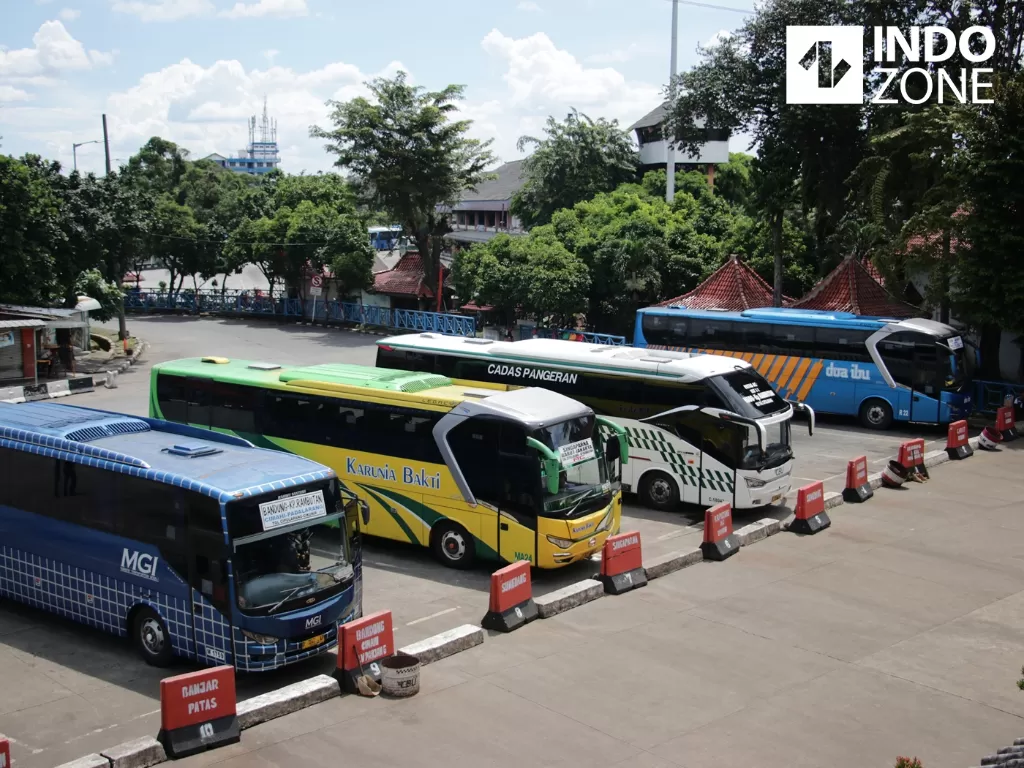 Sejumlah bus terparkir di Terminal Kampung Rambutan, Jakarta, Selasa (31/3/2020). (INDOZONE/Febio Hernanto)
