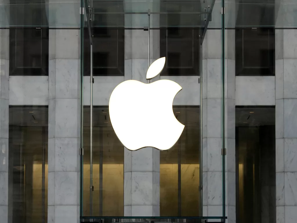 Logo Apple di Apple Store (photo/REUTERS/Mike Segar)