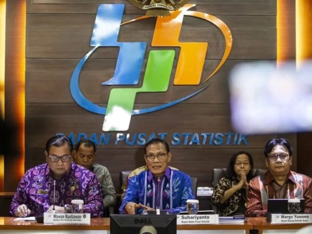 Kepala Badan Pusat Statistik (BPS) Suhariyanto (tengah). (ANTARA FOTO/Dhemas Reviyanto).