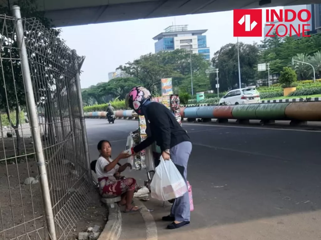 Aksi guru di Jakarta memberikan bantuan di tengah pandemi virus corona (INDOZONE/Desika Pemita)