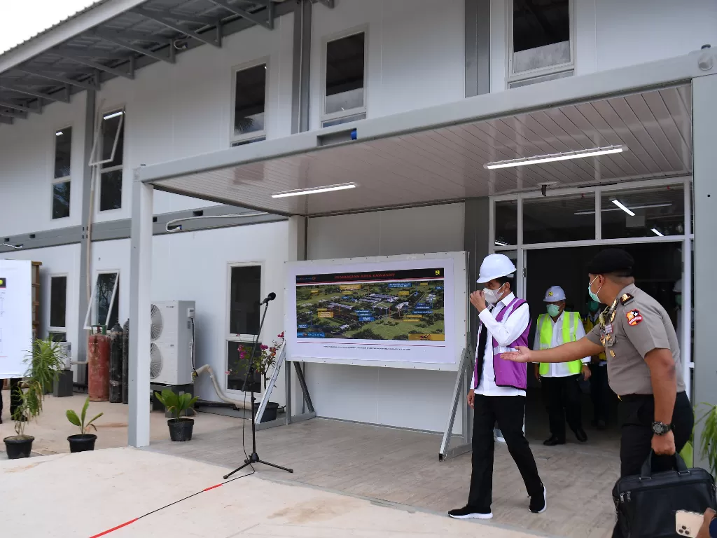 Presiden Joko Widodo meninjau Rumah Sakit Darurat Penanganan COVID-19 di Pulau Galang, Batam, Kepulauan Riau, Rabu (1/4/2020). (ANTARA FOTO/Sigid Kurniawan)