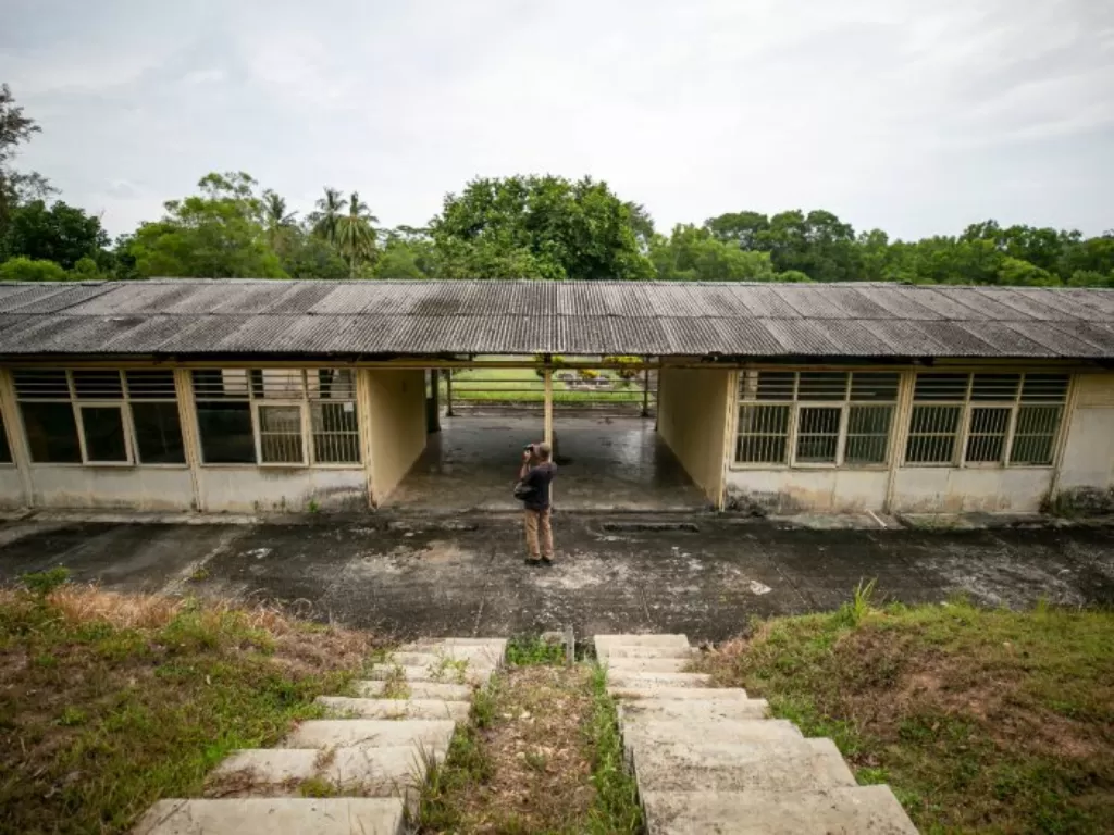 Warga melihat salah satu bangunan bekas rumah sakit di kawasan wisata ex Camp Vietnam di Pulau Galang, Batam, Kepulauan Riau. (ANTARA FOTO/M N Kanwa).