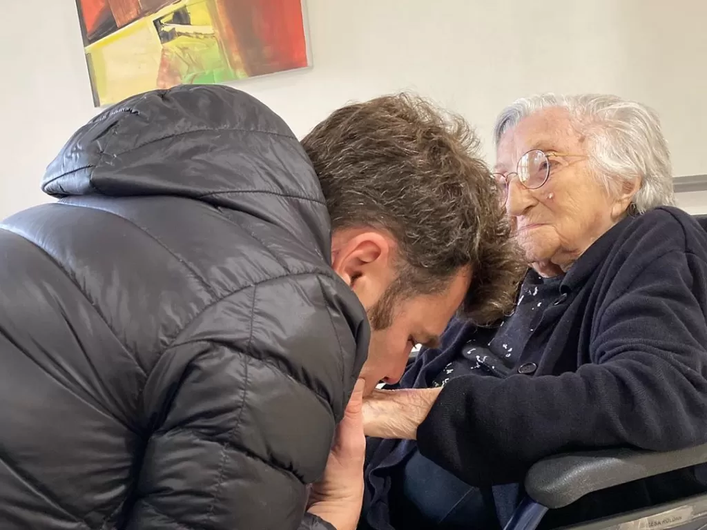Fonsi Nieto yang mencium tangan neneknya, Teresa Roldan. (Instagram/@fonsinieto10)