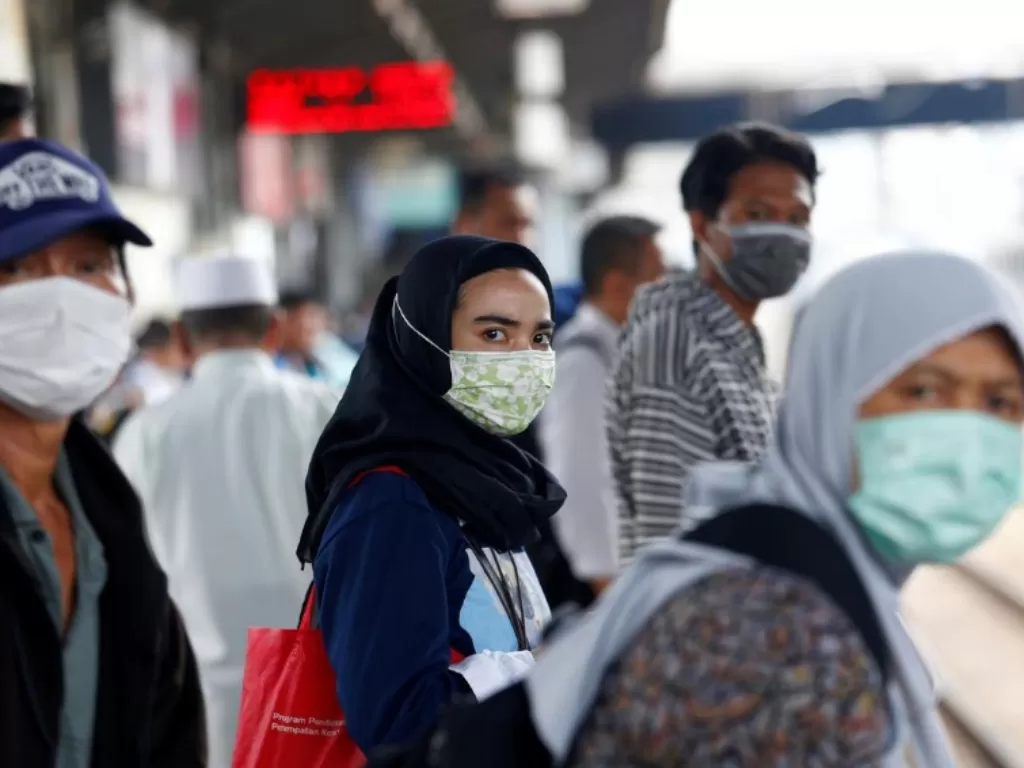 Masyarakat menggunakan masker untuk menangkal pandemi virus corona (REUTERS/Ajeng Dinar)