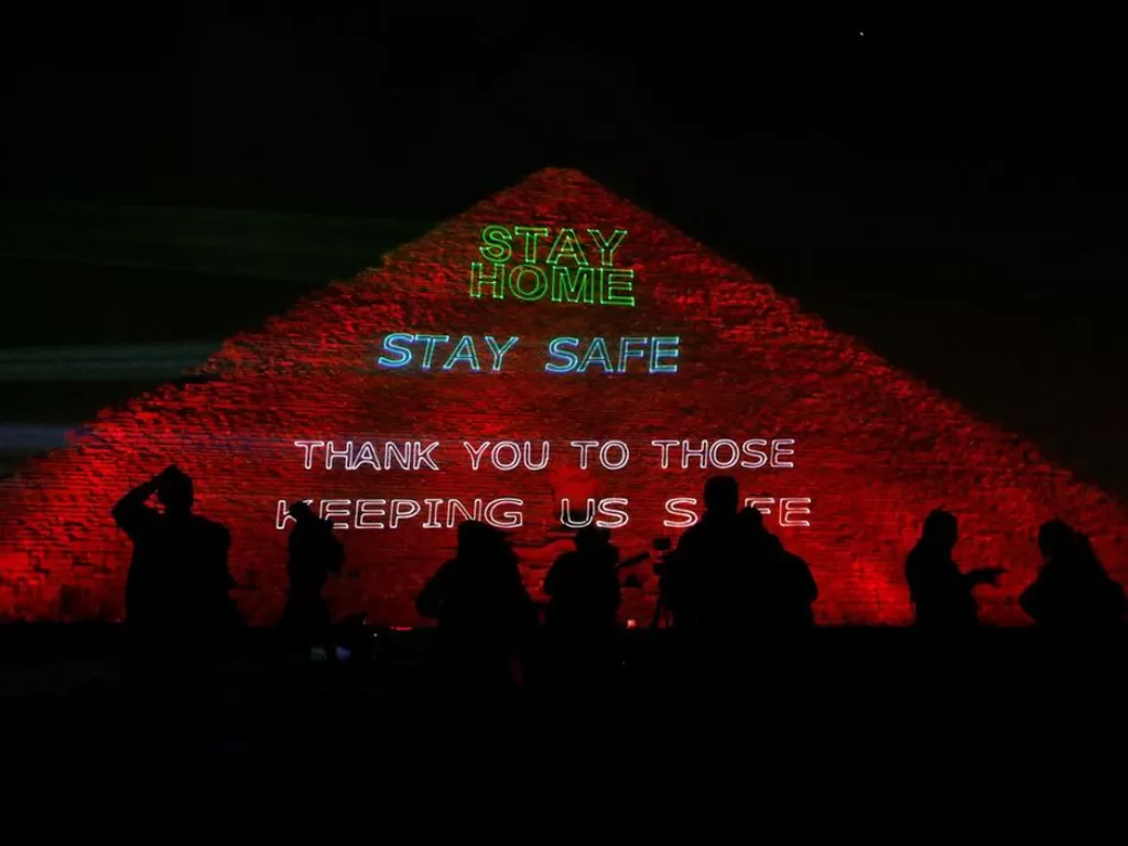 Cahaya solidaritas di Piramida Mesir, Senin (30/3/2020). (Thenational)
