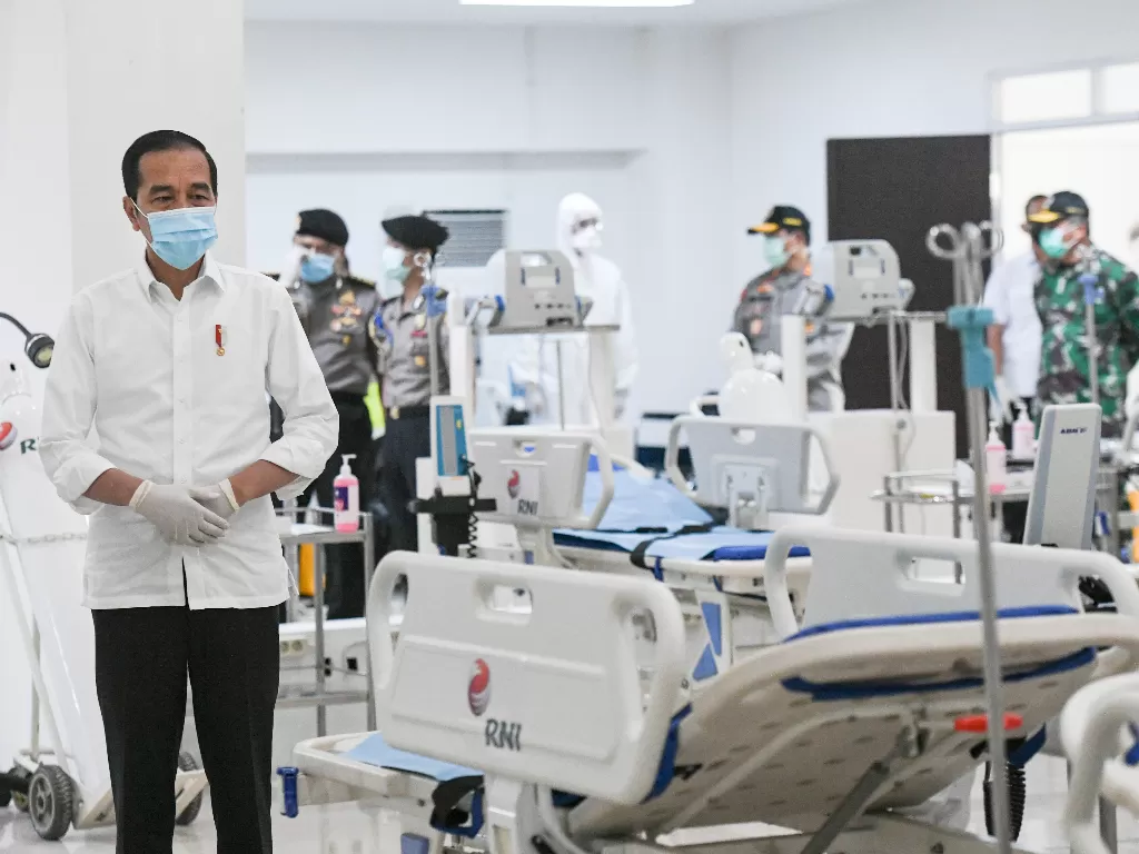 Presiden Joko Widodo melihat peralatan medis di ruang IGD saat meninjau Rumah Sakit Darurat Penanganan COVID-19 Wisma Atlet Kemayoran (ANTARA FOTO/Hafidz Mubarak A)