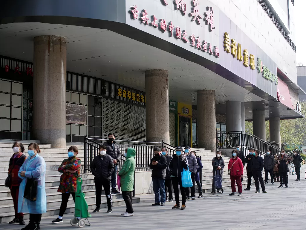 Warga mengantre di depan sebuah supermarket di Wuhan (REUTERS/Aly Song)
