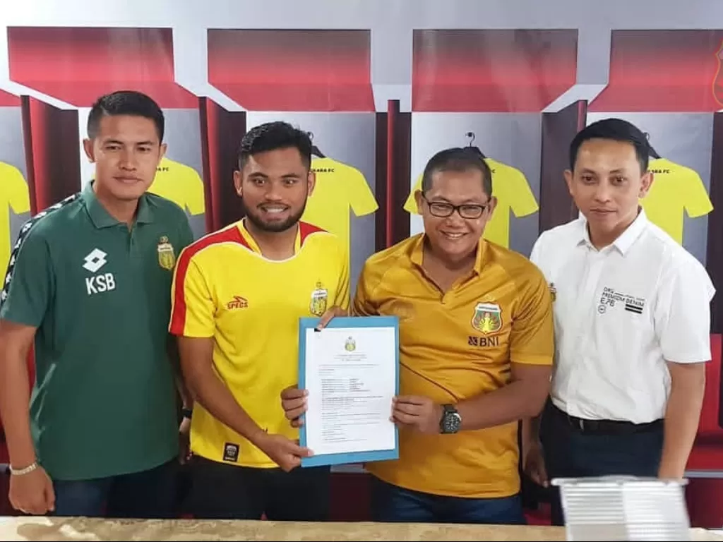 Saddil Ramdani saat tanda tangani kontrak bersama Bhayangkara FC. (bhayangkara-footballclub.com)