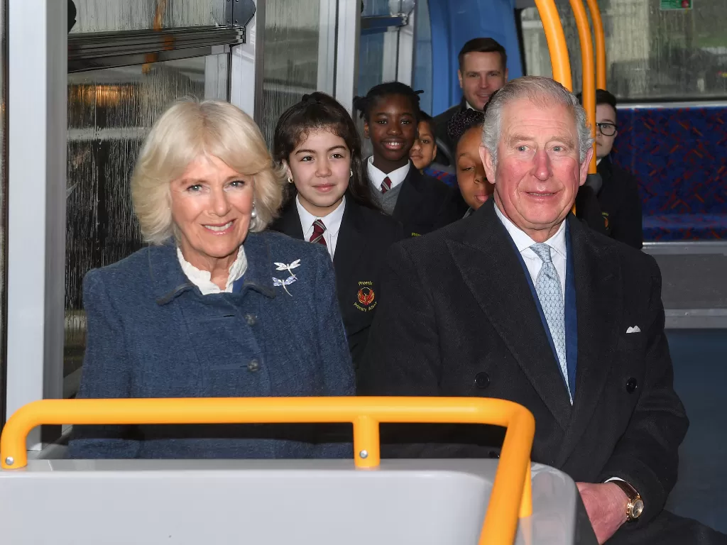Pangeran Charles dan Camilla dari Inggris, Duchess of Cornwall mengunjungi London Transport Museum di London. (photo/REUTERS/Stuart C. Wilson)