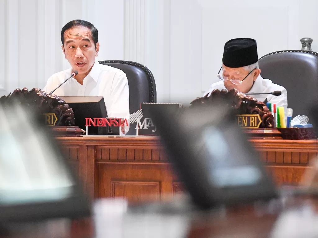 Presiden Joko Widodo (kiri) didampingi Wakil Presiden Ma'ruf Amin (kanan) memimpin rapat terbatas (ratas). (Foto: ANTARA/Hafidz Mubarak A)