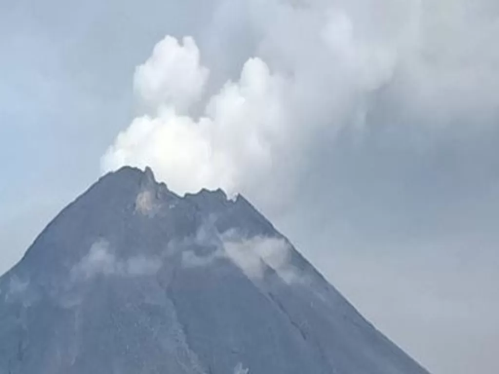 Kondisi puncak Gunung Merapi saat erupsi terlihat jelas dari Desa Klakah Kecamatan Selo Kabupaten Boyolali, Jawa Tengah, Kamis (2/4/2020). (ANTARA/HO Kades Klakah Marwoto)
