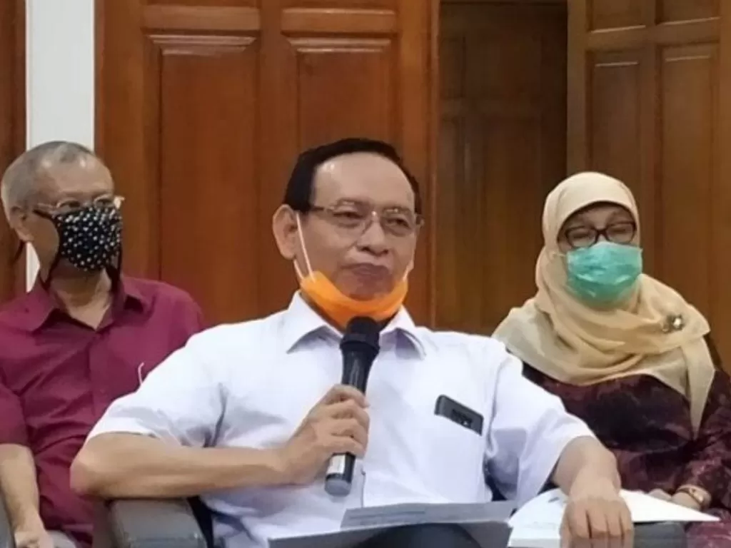 Rektor Unair Prof Mohammad Nasih (tengah) saat melakukan konferensi pers di kampus setempat di Surabaya, Rabu (1/4/2020). (Photo/ANTARA Jatim/Willy Irawan)