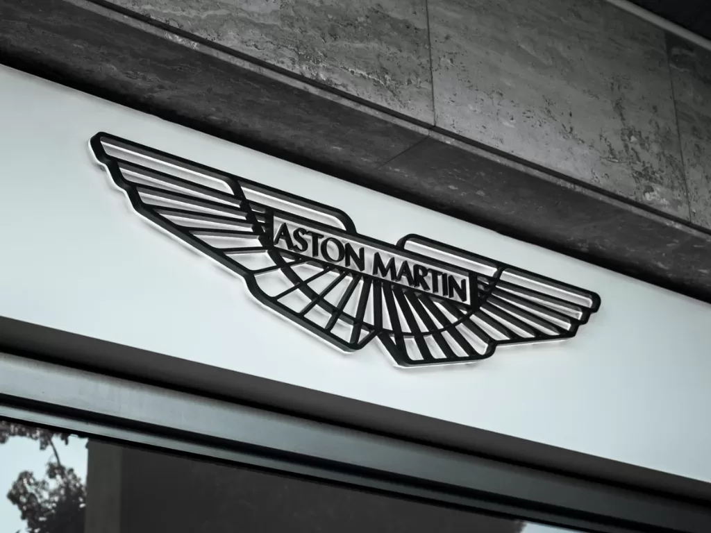 Logo Aston Martin. (Unsplash/Jannis Lucas)